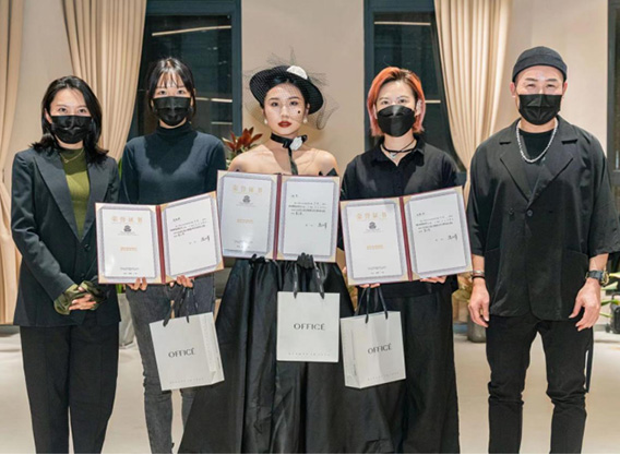 广州东田化妆学校为学员颁发荣誉证书